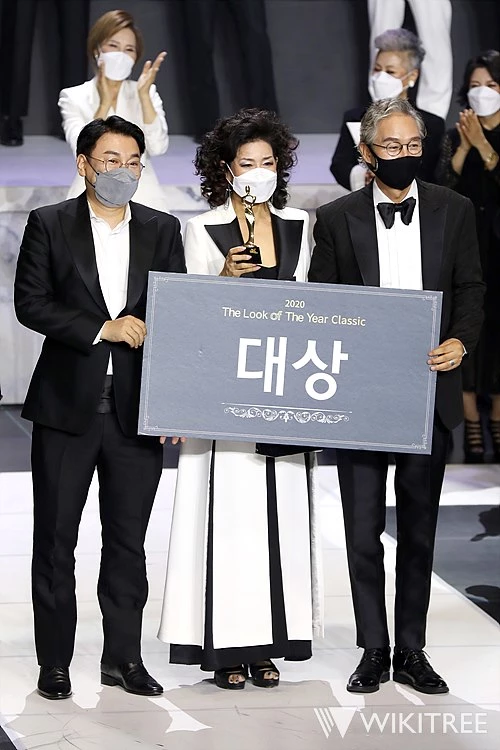 지난 22일 열린 '2020 더룩오브더이어 클래식 모델 선발대회'에서 대상을 수상한 이진숙 씨가 더룩오브더이어코리아 염창엽 조직위원장, '2019 더룩오브더이어코리아' 최우수상 수상 모델 한동균 씨와 기념 촬영을 하고 있다 / 위키트리 전성규 기자