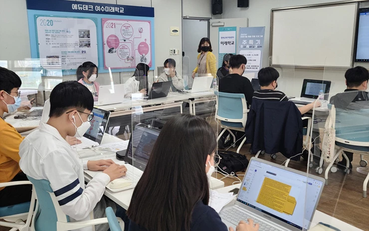 여수시(시장 권오봉)가 인공지능과 3D프린팅 등을 활용한 창의적 아이디어 기반 미래기술체험 프로그램 ‘주특기(주니어 특별한 SW기술교육)’를 운영해 차이나는 미래교육으로 눈길을 끌고 있다. (사진은 ‘주특기’에 참여한 중학생들의 모습)