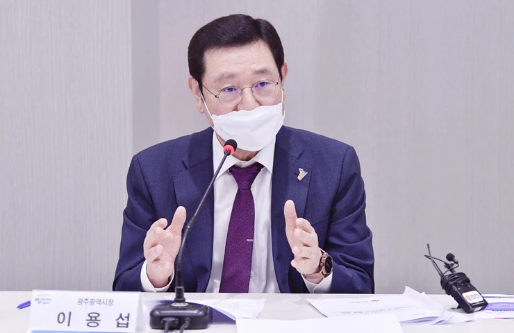 이용섭 광주광역시장이 27일 오전 광산구 빛그린산단 내 광주글로벌모터스 회의실에서 공공기관장 회의를 주재하고 있다./광주광역시 제공