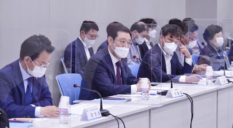 이용섭 광주광역시장이 27일 오전 광산구 빛그린산단 내 광주글로벌모터스 회의실에서 공공기관장 회의를 주재하고 있다./광주광역시 제공