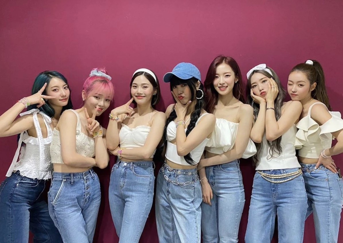 맨 오른쪽이 유아 / 오마이걸 인스타그램