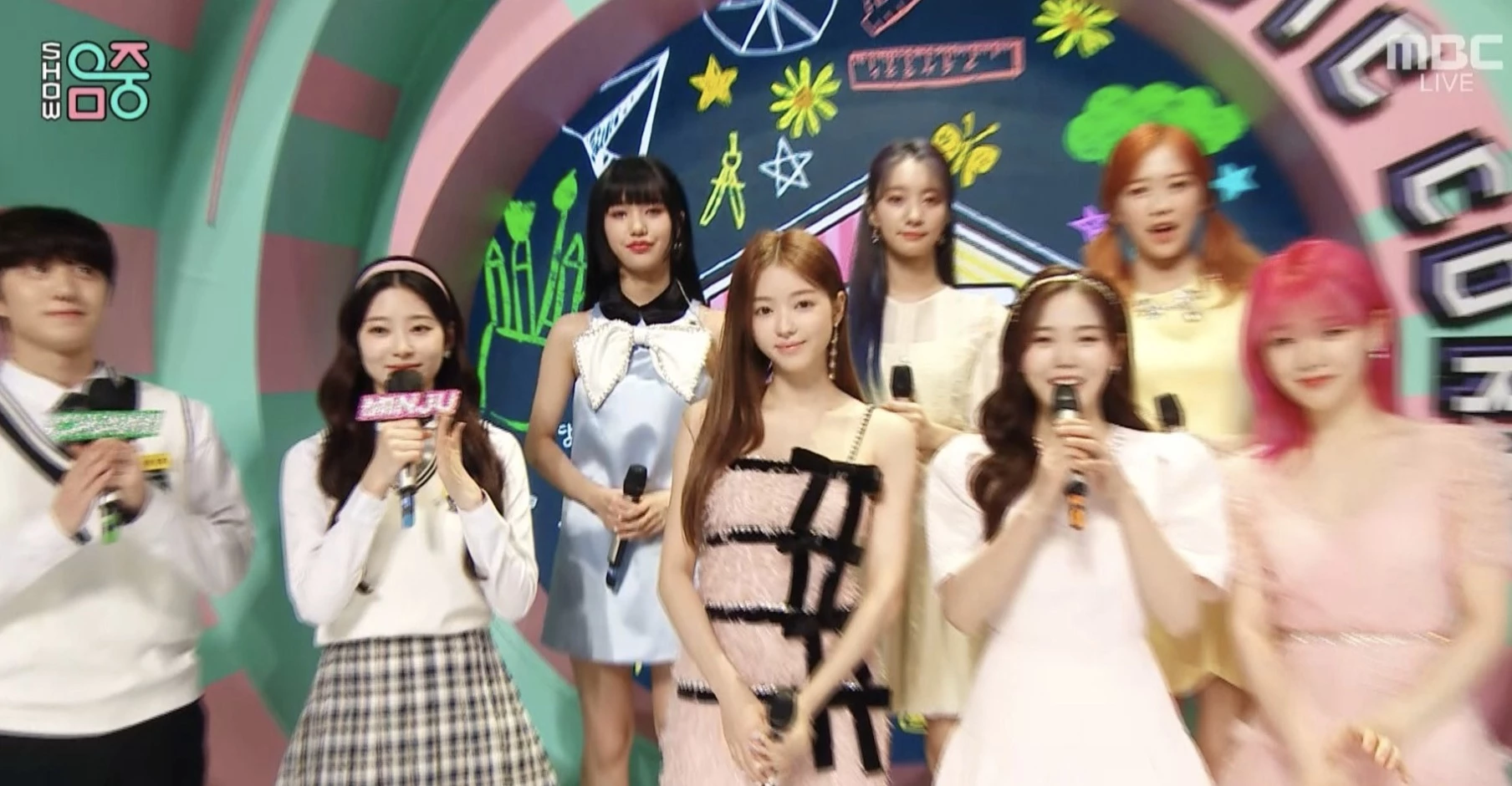 앞줄 왼쪽에서 두 번째가 '음악중심' MC 김민주, 가운데가 유아 / 이하 MBC '음악중심'