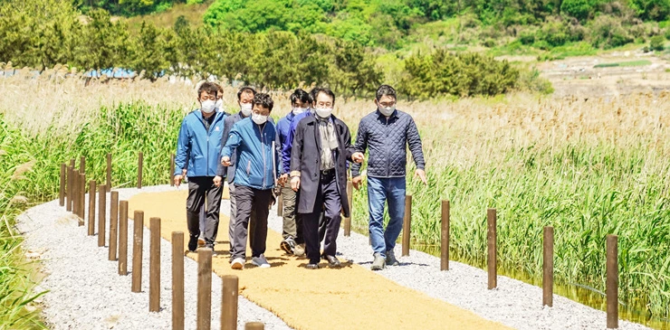 김종식 시장이 해변맛길 30리 사업 현장 점검을 하고 있다.