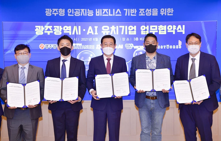 이용섭 광주광역시장이 1일 오후 시청 비즈니스룸에서 인공지능(AI) 전문기업인 ㈜데이터누리, ㈜슈퍼브에이아이, ㈜위크리에이티브, ㈜테스트웍스와 광주형 인공지능 비즈니스 기반 조성을 위한 업무협약을 체결한 후 기념촬영을 하고 있다./광주광역시 제공