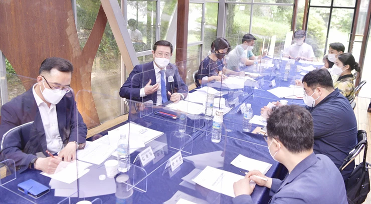 이용섭 광주광역시장이 2일 오후 남구 양림동 호랑가시나무 아트폴리곤에서 열린 제2회 문화예술미래위원회 청년특별위원회 회의를 주재하고 있다./광주광역시 제공