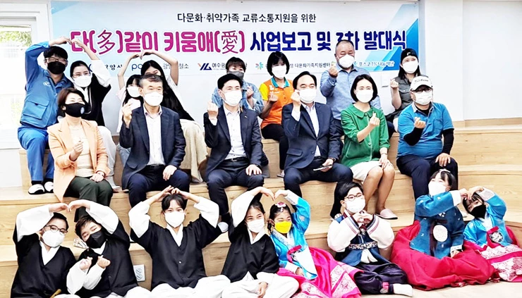 2일 광양시 다가온에서 열린 ‘다같이 키움애 후원식’에서 공사 최연철 부사장(사진 두 번째 줄 왼쪽에서 두 번째)과 관계자 및 어린이들이 후원식 행사 후 기념촬영을 하고 있다.