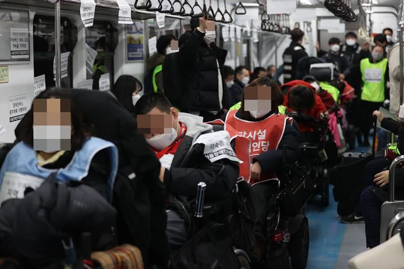 이하 지난 2월 지하철 4호선 내부에서 열린 장애인 이동권 보장 시위 / 이하 연합뉴스