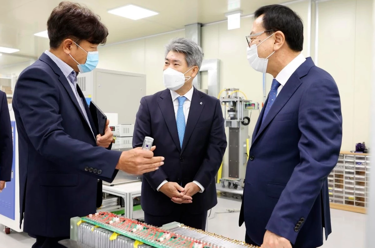 3일 윤종원 기업은행장(가운데)이 전북 전주에 위치한 비나텍 생산 현장을 방문해 성도경 대표(오른쪽)와 관계자로부터 제품에 대한 설명을 듣고 있다. /기업은행