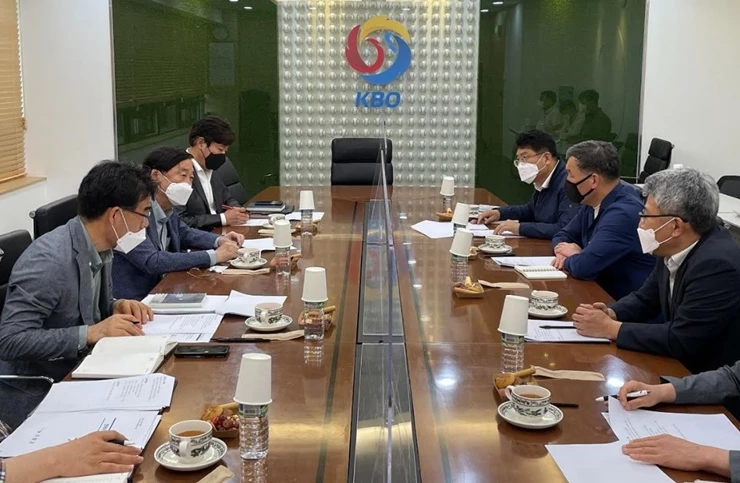 오규석 기장군수(사진 오른쪽 중앙)가 3일 오후 서울 강남구 도곡동 소재 한국야구회관을 방문하여, 정지택 한국야구위원회(이하 ‘KBO’) 총재와 면담을 가지며 ‘한국야구 명예의 전당’ 조속 건립을 위한 협의를 진행했다. / 사진제공=기장군