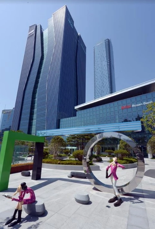 BNK금융그룹이 마이데이터 사업자와의 제휴로 금융과 비금융을 아우르는  통합 고객금융정보 기반 ‘마이데이터 서비스’ 도입을 본격 추진한다.   / 사진제공=부산은행