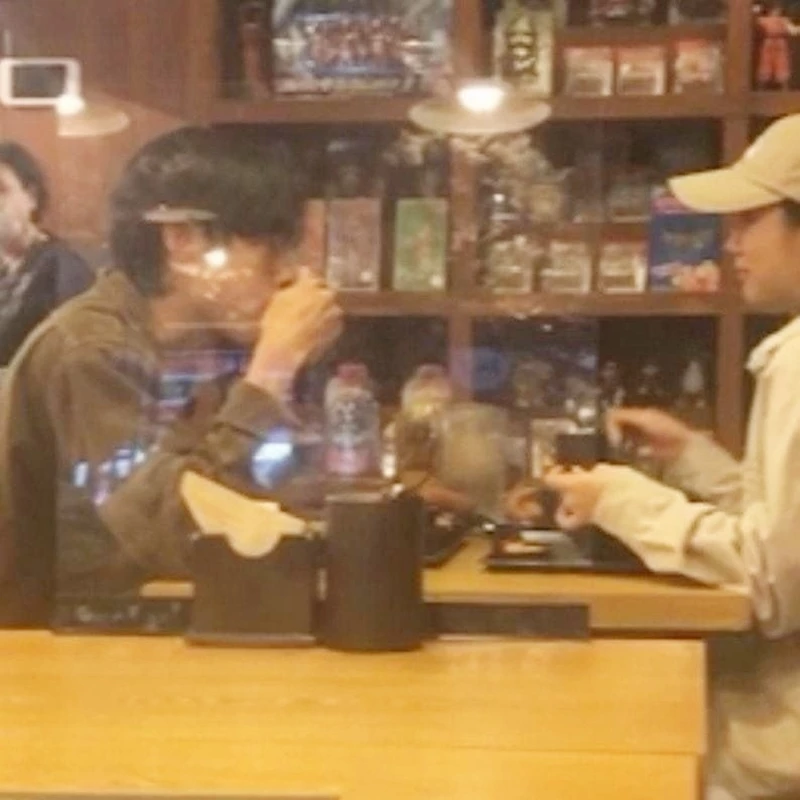지난 4일 올라온 류준열과 혜리 데이트 사진 / 다수 온라인 커뮤니티