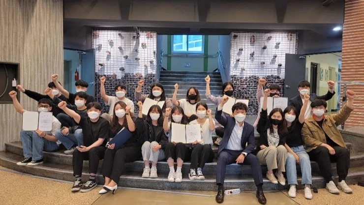 2021학년도 스타트업 피칭 경진대회 후 단체 기념사진을 촬영하고 있다. / 사진제공=경님대