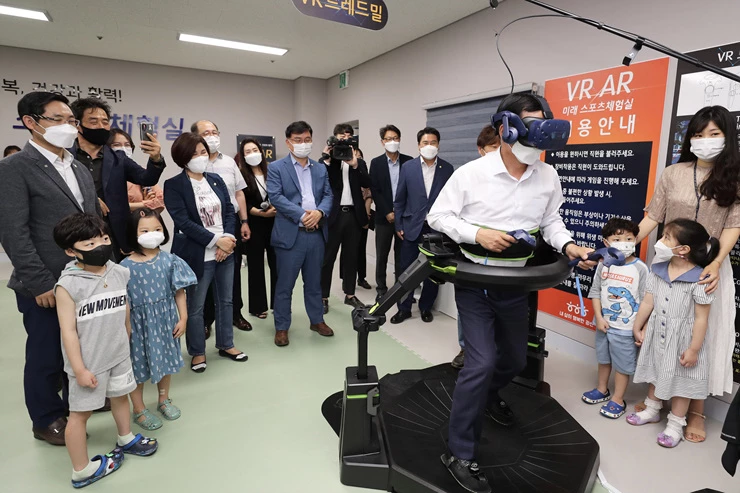 김삼호 광산구청장이 7일 빛고을국민체육센터 VR AR 미래 스포츠체험실에서 VR 트레드밀 시설을 체험하고 있다.