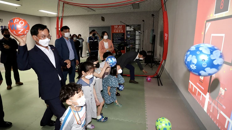 김삼호 광산구청장이 7일 빛고을국민체육센터 VR AR 미래 스포츠체험실에서 아이들과 함께 AR 농구 경기를 체험하고 있다.