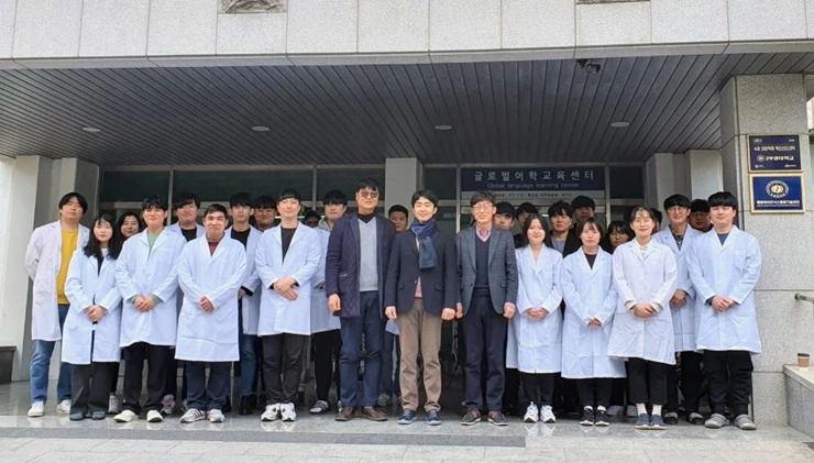 부경대 해양바이오닉스융합기술센터 연구진들의 단체 기념촬영  / 사진제공=부경대