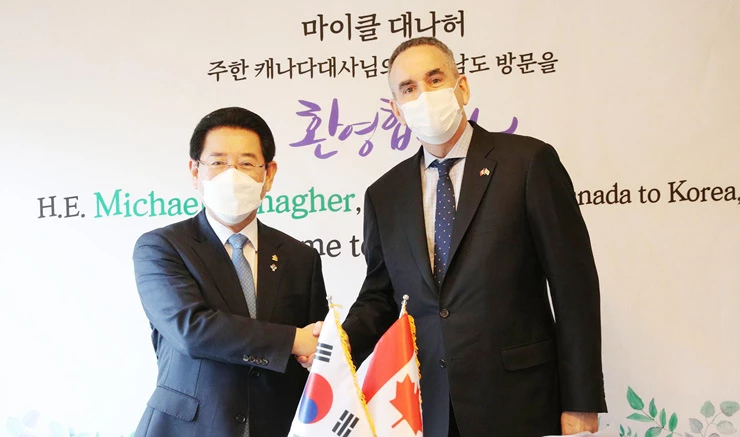 김영록 전라남도지사가 8일 오후 목포 한미르에서 마이클 대나허(Micheal Danagher) 주한 캐나다 대사와 간담회를 갖고 전남도와 캐나다간 협력방안에 대해 논의했다.  / 전남도