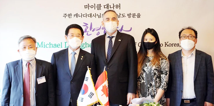 김영록 전라남도지사가 8일 오후 목포 한미르에서 마이클 대나허(Micheal Danagher) 주한 캐나다 대사와 간담회를 갖고 전남도와 캐나다간 협력방안에 대해 논의했다.