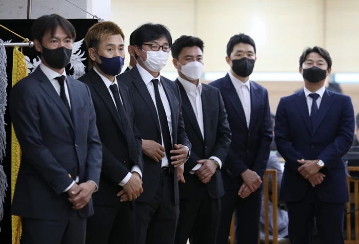 (왼쪽부터) 홍명보, 김병지, 황선홍, 안정환, 현영민, 이천수