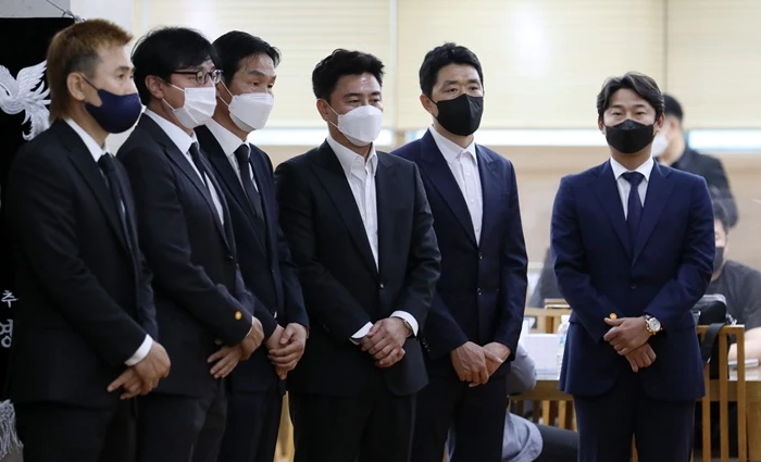 (왼쪽부터) 김병지, 황선홍, 최용수, 안정환, 현영민, 이천수