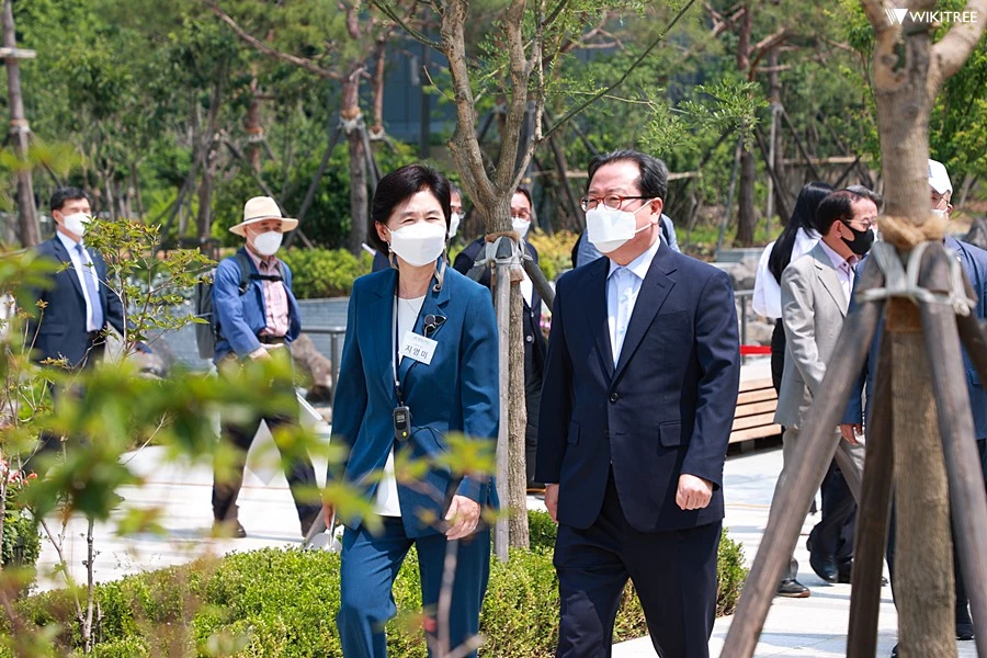 우당 이회영 선생의 후손인 지영미 박사와 함께 이동하고 있는 조광한 남양주시장