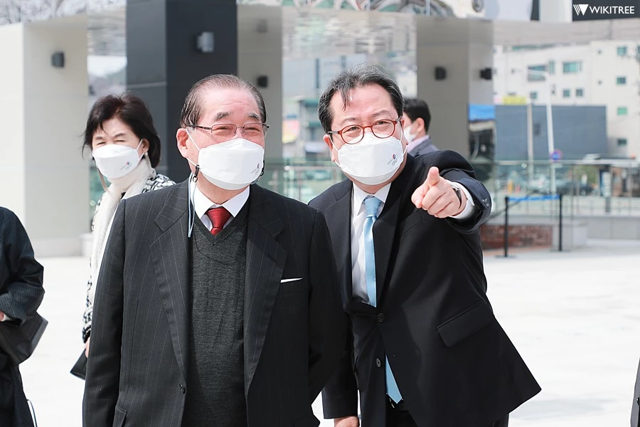 지난 3월 26일 이석영광장 및 REMEMBER 1910 개관식에 참석한 이종찬 (재)우당이회영선생교육문화재단 이사장과 조광한 남양주시장