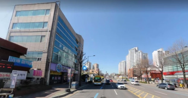 올해 초 촬영된 것으로 보이는 남문로 로드뷰. 붕괴되기 전 철거 건물(왼쪽 5층 빌딩)이 위치해 있다. /클리앙, 네이버지도