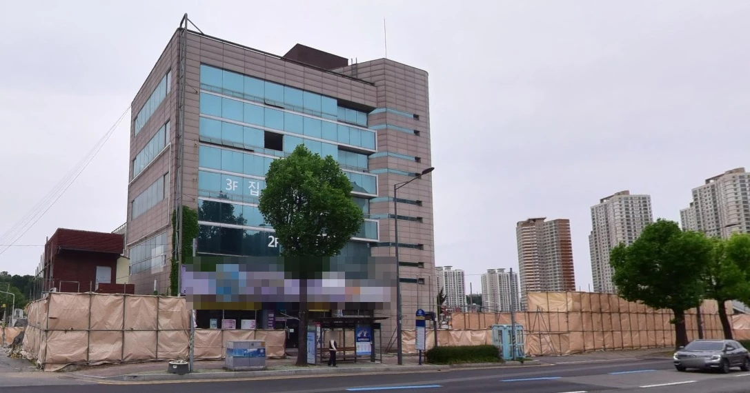 지난 5월 촬영된 붕괴 건물. 주변엔 공사 펜스가 둘려 있다. /네이버 지도