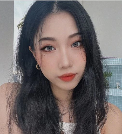 민스코 AR 필터를 시연한 뷰티 크리에이터 민스코 / 이하 레페리 제공