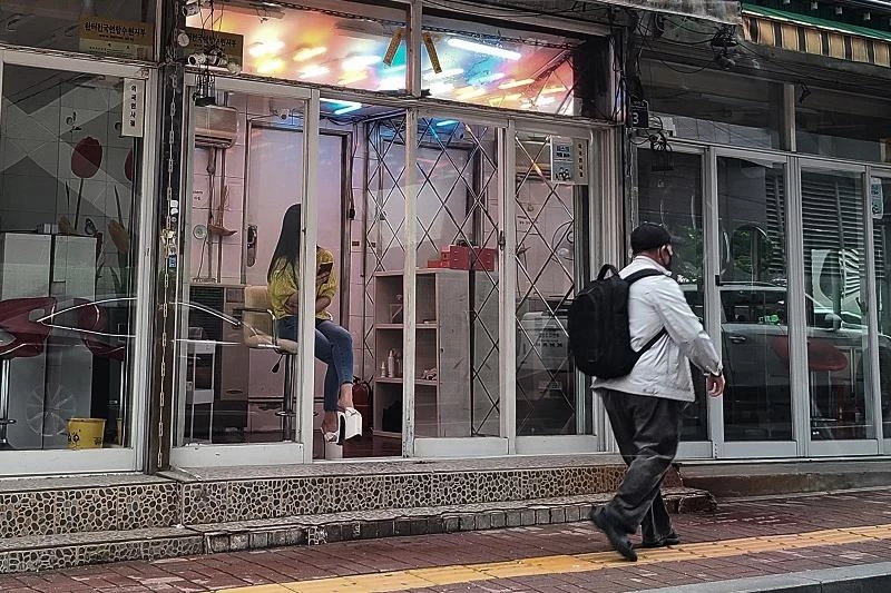 폐쇄 전의 수원역 인근 성매매 업소 사진 / 뉴스1