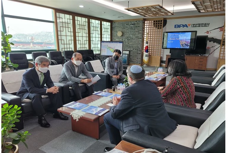 (좌측 앞) 부산항만공사 남기찬 사장,  (우측 앞) 주한 이스라엘대사관 아키바 토르 대사 / 사진제공=부산항만공사