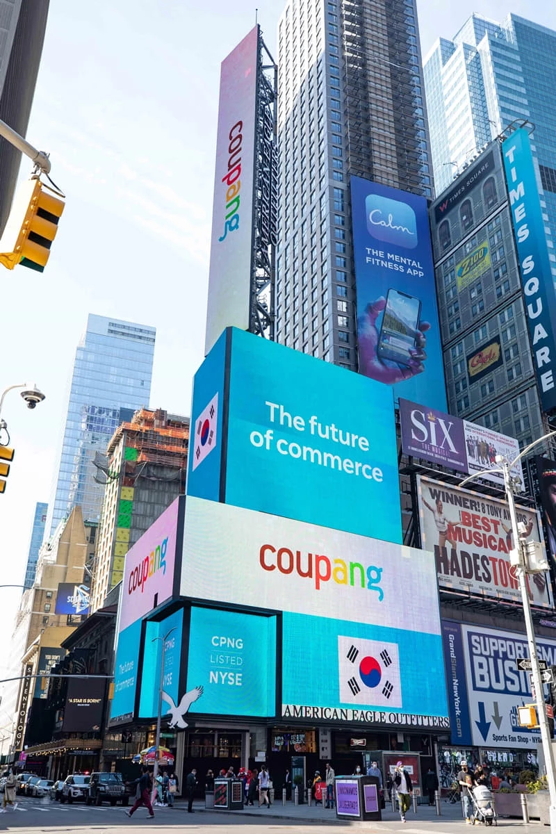 미국 뉴욕 맨하탄 타임스퀘어에 쿠팡의 뉴욕증권거래소 상장을 기념하는 전광판 광고가 진행되고 있다 / 쿠팡