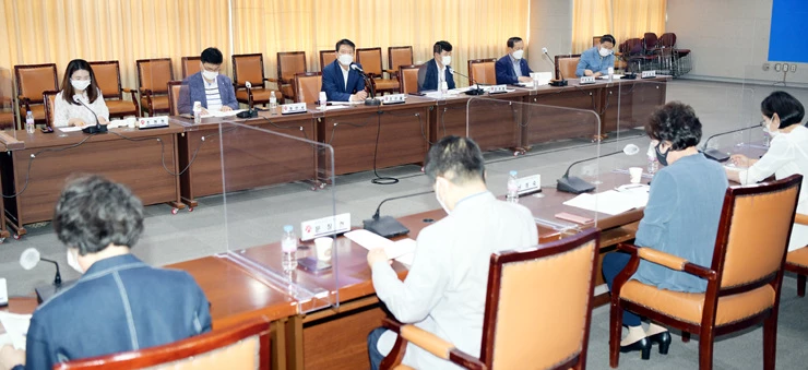 조인철 광주광역시 문화경제부시장이 14일 오후 시청 중회의실에서 열린 2021년 관광산업활성화위원회 회의를 주재하고 있다. /광주광역시 제공