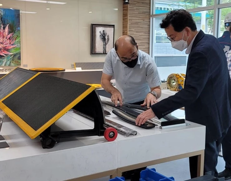 한국폴리텍대학 동부산캠퍼스(학장 황선구/사진 오른쪽)는 좋은엘리베이터(주)(대표이사 제권진)를 방문하여 재료을 살펴보고 있다.   / 사진제공=동부산캠퍼스