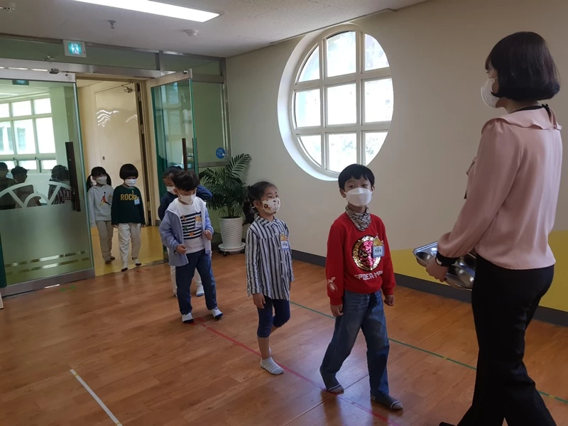 한 유치원 원아들이 거리두기 예방수칙을 지키며 차례로 급식실로 이동하고 있다 / 뉴스1