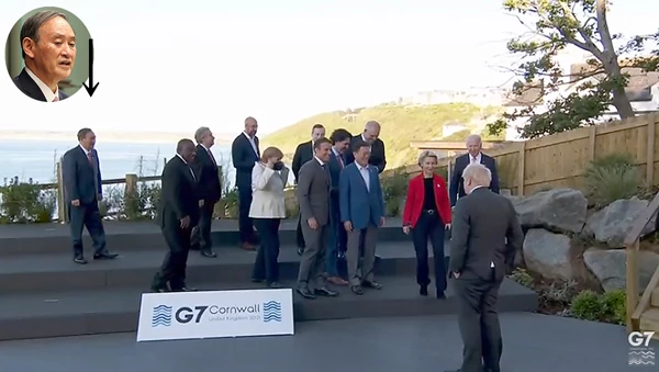 G7 정상회의에 참가한 각국 정상이 모여 있는 가운데 스가 요시히데(왼쪽 끝) 일본 총리가 다른 정상들과 잘 어울리지 못하는 것으로 보이는 사진이나 영상이 트위터에서 주목받고 있다. 문재인 대통령은 의장인 보리스 존슨 영국 총리와 가까운 위치에 서 있다.