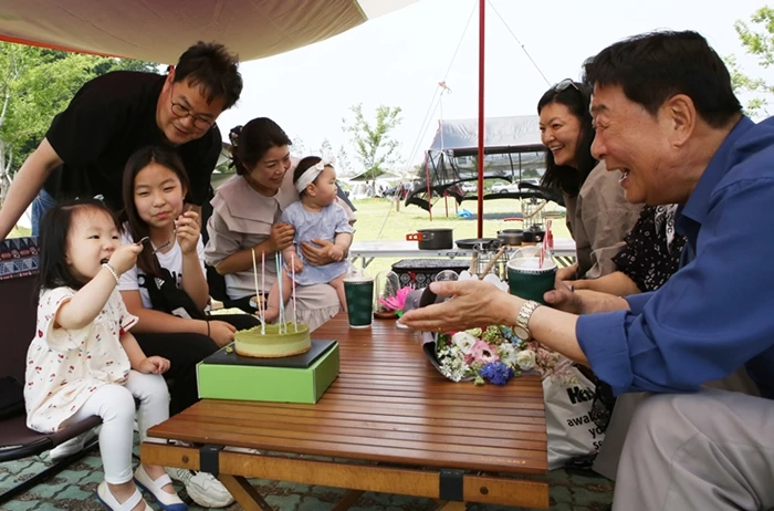 왜관읍 이병곤(74)씨 가족이 16일 칠곡보오토캠필장에서 캠핑을 즐기고 있다 / 칠곡군