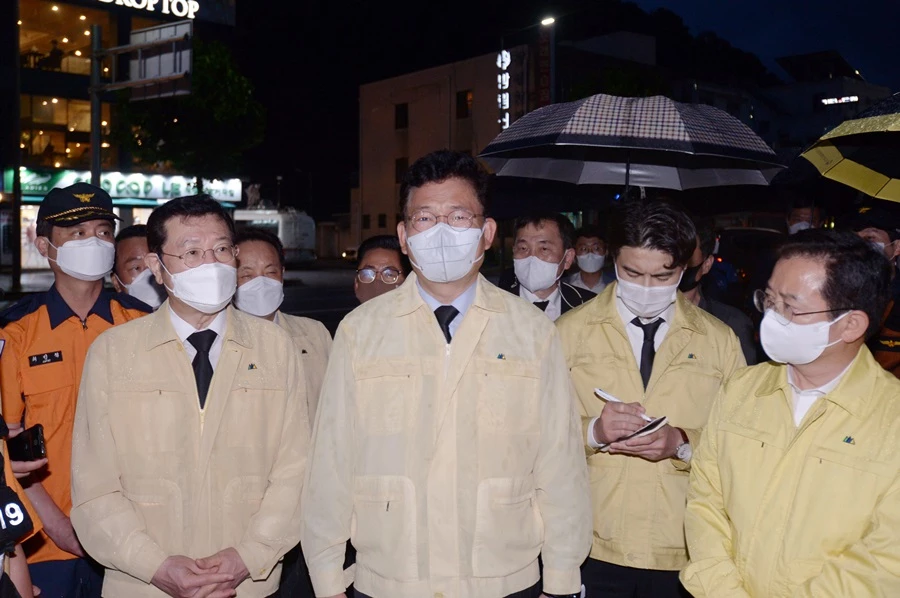 붕괴 현장을 방문한 송 대표