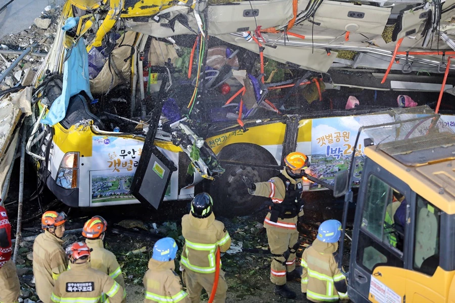 사고 수습 중인 구조대원들