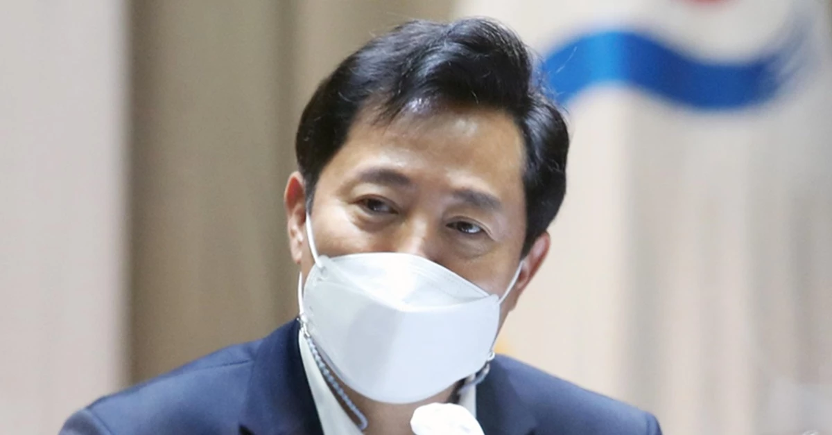 오세훈 서울시장이 지난달 27일 오전 서울 중구 서울시청에서 열린 '서울 안심소득 시범사업 자문단 위촉식'에서 인사말을 하고 있다. /이하 뉴스1