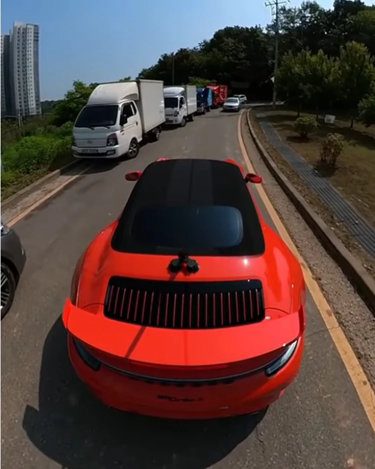 좁은 도로에서 포르쉐를 만난 소나타 / 이하 유튜브 'BIKES AND CARS'