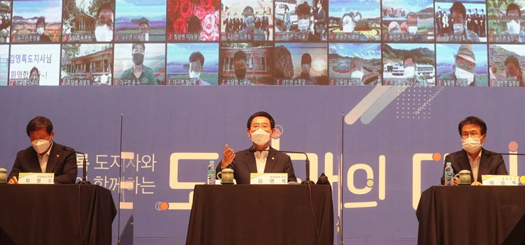 김영록 전라남도지사가 22일 오후 지역 현안사항 및 도민들의 의견을 수렴해 도정에 반영하기 위해 강진아트홀에서 열린 강진군민과의 대화에서 온라인 참여자의 질문에 답변하고 있다.