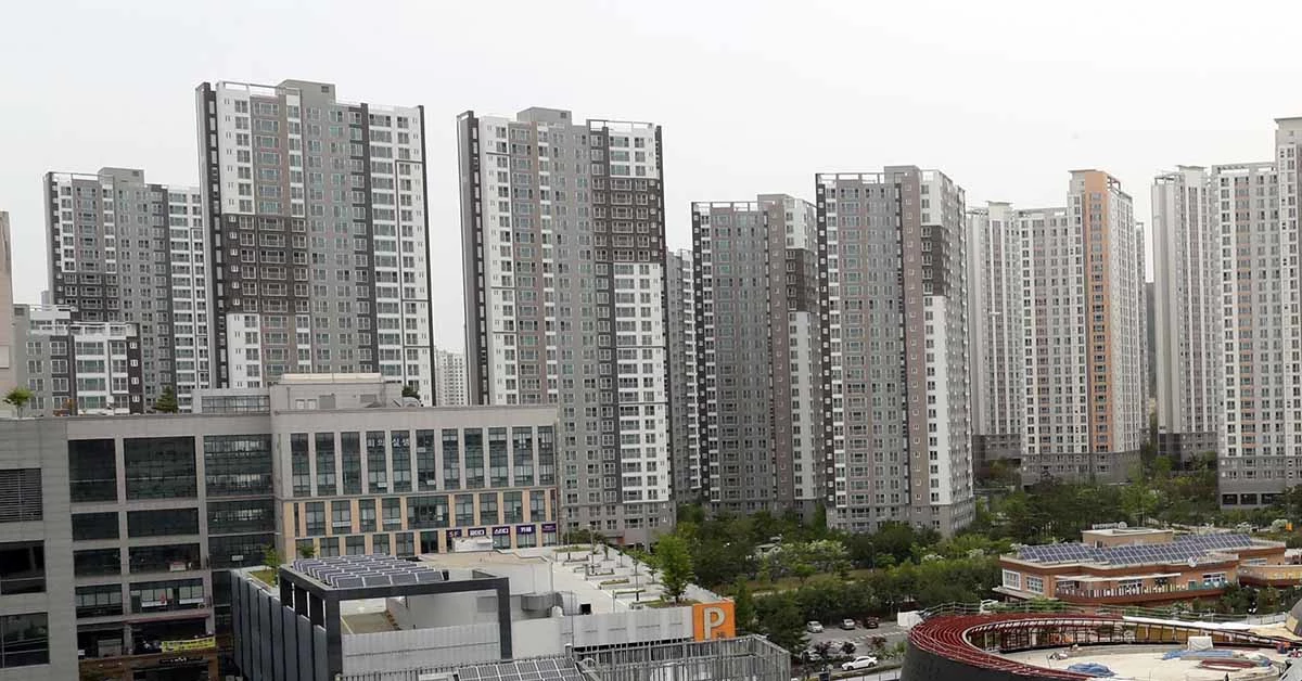 지난 4월 28일 세종시 어진동 정부세종청사에서 바라본 아파트 단지. 국토교통부는 올해 전국 평균 공동주택 공시가격이 전년 대비 약 19.05% 오르는 것으로 확정했다. 공시가격이 가장 많이 오른 곳은 세종시로 70.25%의 상승률을 보였으며 이어서 경기 23.94%, 대전 20.58%, 서울 19.89%, 부산19.56, 울산 18.66% 등으로 올랐다고 국토부는 밝혔다. 하지만 전문가들은 정부 발표보다 훨씬 더 집값이 가파르게 올랐다고 지적한다. / 뉴스1
