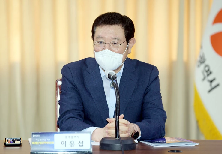 이용섭 광주광역시장이 24일 오전 시청 중회의실에서 열린 일자리 창출과 지역경제 활성화 전략 수립을 위한 미래산업전략위원회 제1차 회의에 참석해 인사말을 하고 있다. /광주광역시 제공
