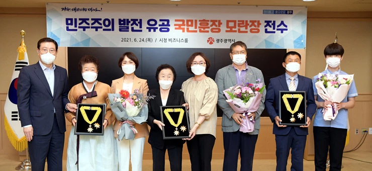 이용섭 광주광역시장이 24일 오전 시청 비즈니스룸에서 민주주의 발전 유공자인 故 명노근 님, 故 표정두 님, 故 정광훈 님 유족에게 국민훈장 모란장을 전수한 후 기념촬영을 하고 있다. /광주광역시 제공
