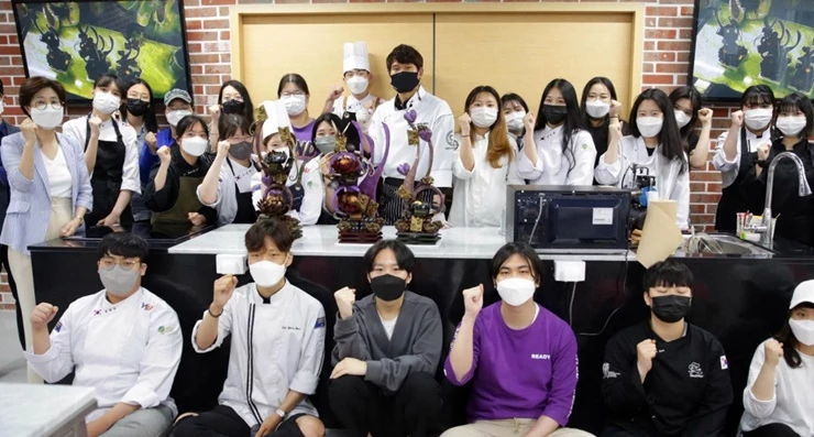 지난 18일 진행된 와이즈유 영산대 B&B전공 특강의 참석자들이 함께 기념촬영을 하고 있다. / 사진제공=영산대