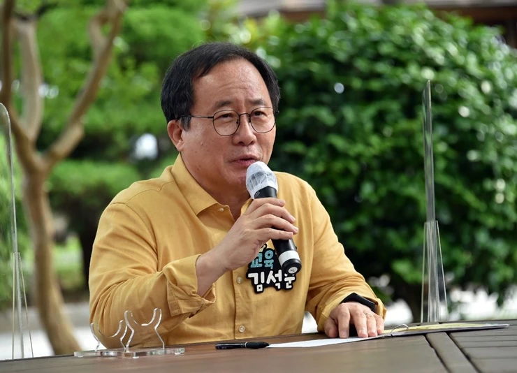 김석준 부산광역시교육감이 24일 오후 3시 시교육청 잔디광장에서 학생과 학부모, 교직원 등이 참석한 가운데 열린‘김석준 교육감 라이브 톡톡 – 부산교육 얼마나 달라졌나 편’ 행사에 참여하고 있다. / 사진제공=부산교육청