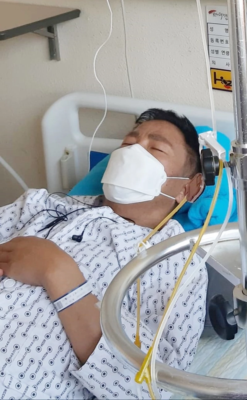 고통을 참고 있는 김철민