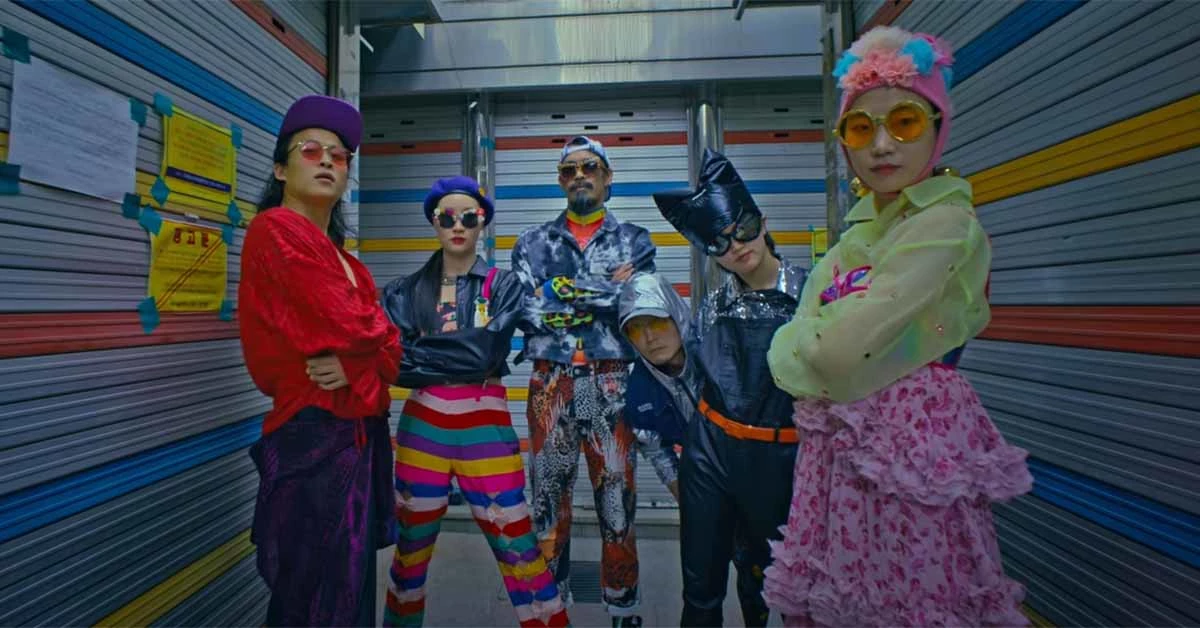 콜드플레이 '하이어 파워' 뮤직 비디오 중 한 장면.