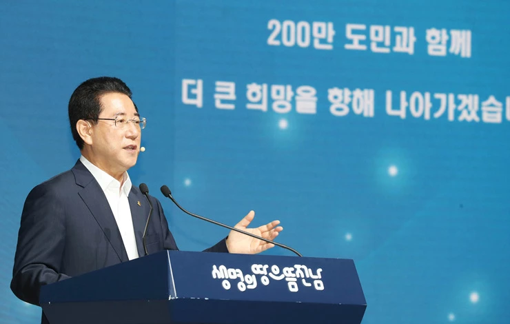 김영록 전남지사가 28일 오전 도청 왕인실에서 민선7기 3년 기자간담회를 갖고 기자단과 질의·응답을 하고 있다.   / 전남도