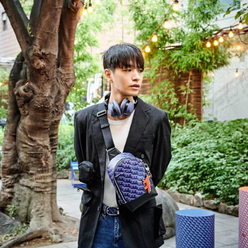 몽블랑X메종 키츠네 콜라보 한정판 백으로 힙한 패션을 보여준 사이먼 도미닉 / 이하 몽블랑